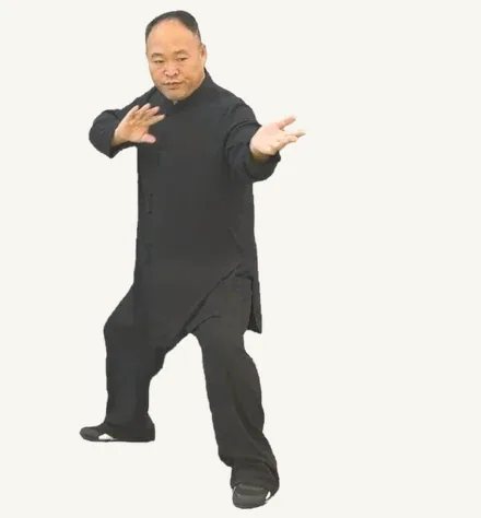 弓步左挒：② 转，腰胯先动，劲从脚下起