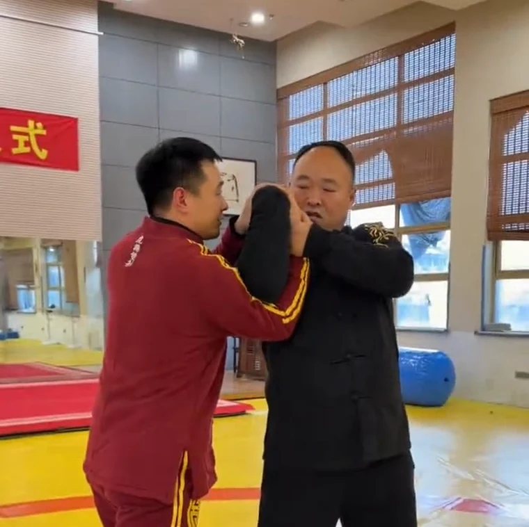 李天金在课上与学员一对一搭手，让对方亲手试出劲的差别